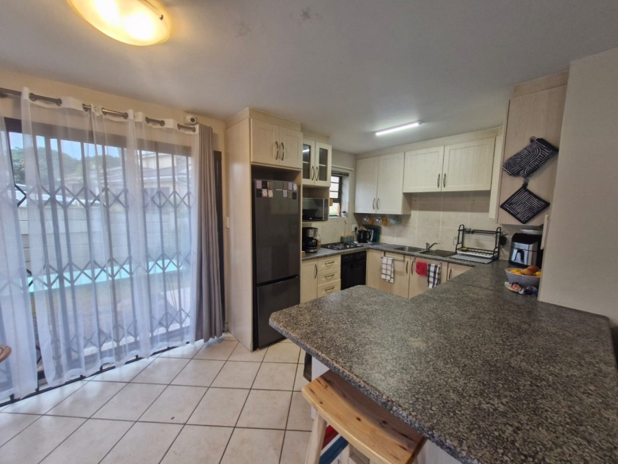 To Let 3 Bedroom Property for Rent in Wavecrest Eastern Cape